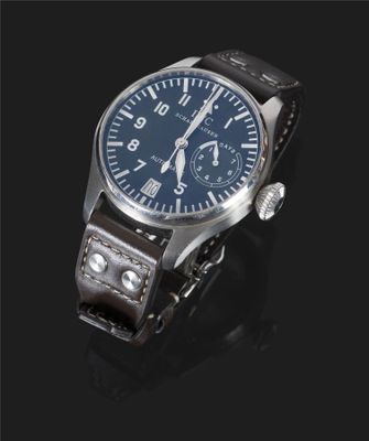 une image d'un gros plan d'une montre-bracelet sur une surface noire