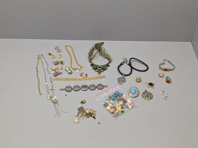 de nombreux bijoux posés sur une table blanche