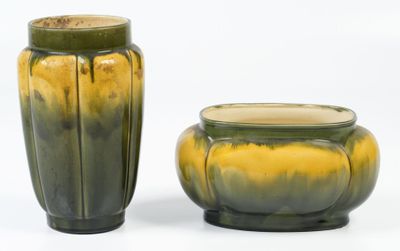 deux vases posés l'un à côté de l'autre sur une surface blanche