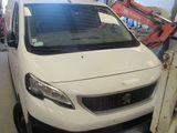 une camionnette blanche garée dans un garage