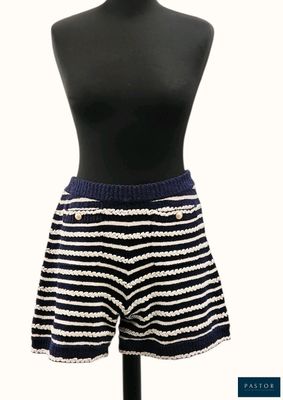 un short rayé noir et blanc sur un mannequin