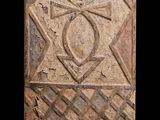 une image représentant une plaque en pierre ornée d'un motif