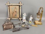 une photo montrant un ensemble d'objets posés sur une table