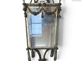 un miroir accroché au mur, orné d'un motif raffiné