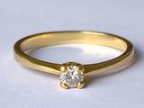 bague de fiançailles en or jaune sertie d'un diamant rond taille brillant