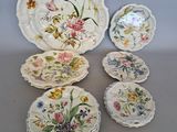 de nombreuses assiettes et bols décorés de fleurs posés sur une table