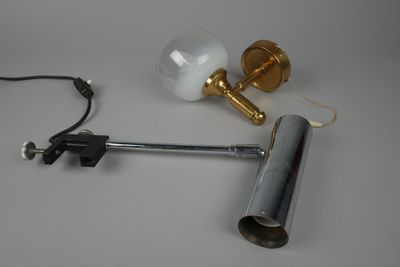 une lampe posée sur une table à côté d'une lampe