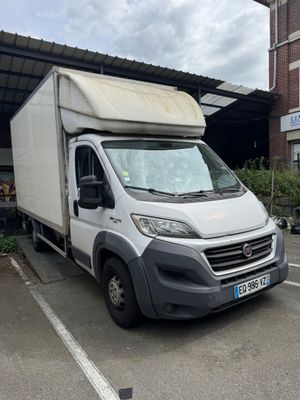 un camion blanc garé dans un parking