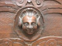 Coffre en chêne mouluré et sculpté, angles aux cariatides - … (photo 6)