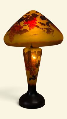 l'image d'une lampe posée sur une table