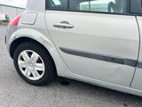 une petite voiture argentée garée dans un parking