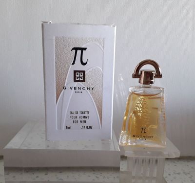 un flacon de parfum posé à côté d'une boîte sur une table