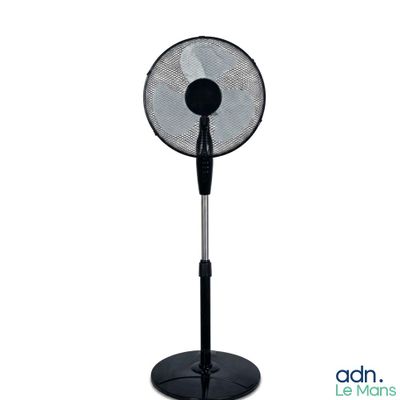 une image représentant un ventilateur sur pied noir sur fond blanc