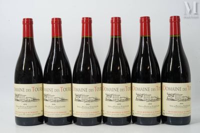 six bouteilles de vin rouge sont alignées sur une table