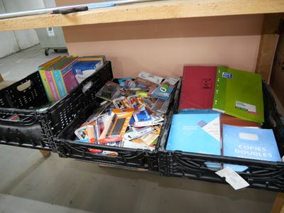 une étagère sur laquelle sont posés des livres et d'autres objets