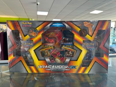 présentoir de cartes Pokémon dans un magasin, mis en vente sur une table
