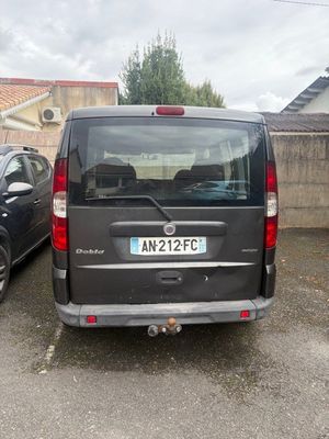 deux voitures garées l'une à côté de l'autre dans un parking