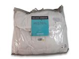 un gros plan sur un sac de linge de lit blanc sur fond blanc