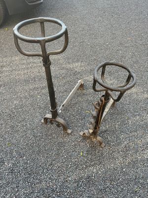 un vélo posé par terre à côté d'un poteau