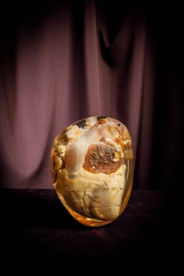 un vase en verre contenant de la nourriture, posé sur une table