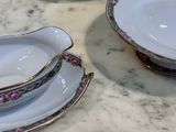 deux assiettes et une soucoupe posées sur une table en marbre