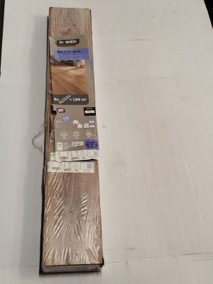deux morceaux de bois sont empilés l'un sur l'autre sur une table