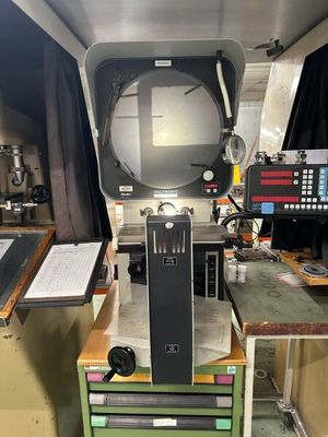 une machine posée sur une table