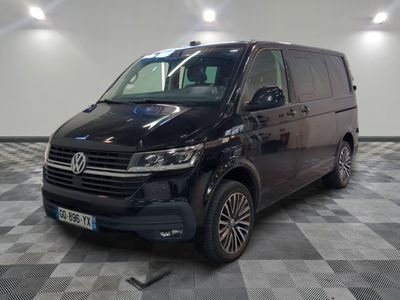 la camionnette noire est garée sur un sol en damier dans le garage
