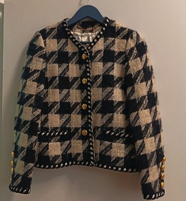 une veste noire et blanche accrochée au mur
