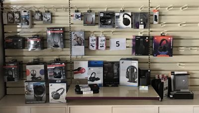 un mur de produits électroniques exposés dans un magasin