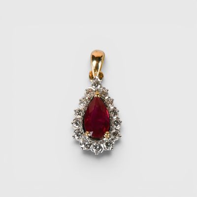 une image représentant un pendentif en rubis et diamants sur fond blanc