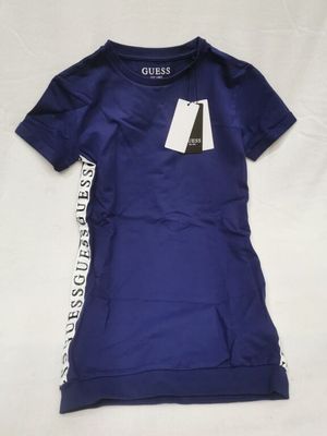 un t-shirt bleu orné d'un logo noir et blanc