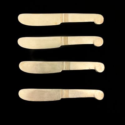 CHRISTOFLE FRANCE, 4 petits couteaux à beurre en métal argen…