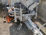 une machine posée par terre à côté d'une clôture