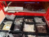 de nombreux récipients contenant de la nourriture qui sont posés sur une étagère
