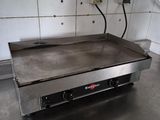 une cuisinière posée sur un plan de travail dans une cuisine