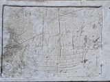 une plaque en pierre sur laquelle est sculpté un navire