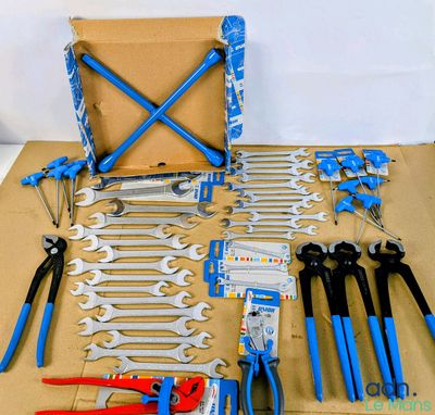 une boîte à outils posée sur un carton