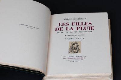 un livre ouvert sur lequel est posée la photo d'un homme coiffé d'un chapeau