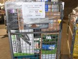 un chariot chargé de nombreux objets dans un garage