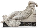 statue en marbre représentant une femme allongée sur un socle en marbre