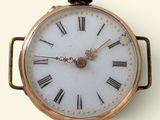 un gros plan d'une horloge comportant des chiffres romains