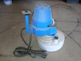 une photo d'une pompe à eau bleue et blanche posée par terre