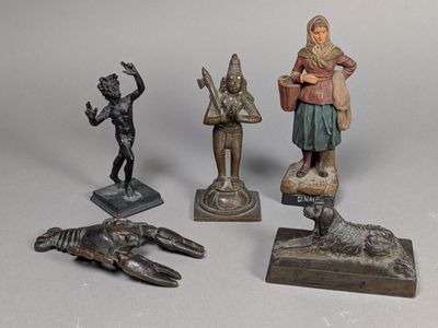 trois figurines en bronze représentant un homme, une femme et un chien
