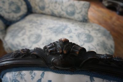 un canapé bleu et blanc et un fauteuil bleu et blanc dans un salon