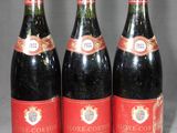 trois bouteilles de vin posées sur une table l'une à côté de l'autre