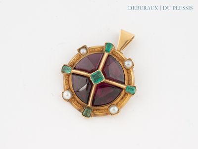 une photo d'un pendentif en or serti de grenats et de perles