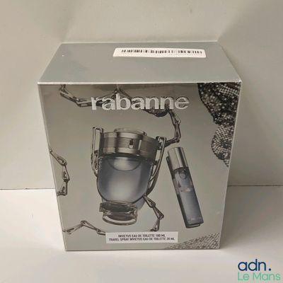 le coffret du parfum est ouvert sur la table