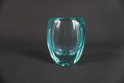 un vase en verre posé sur une table