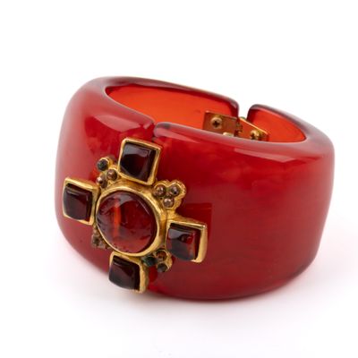 bracelet rouge et doré orné d'une croix et de pierres